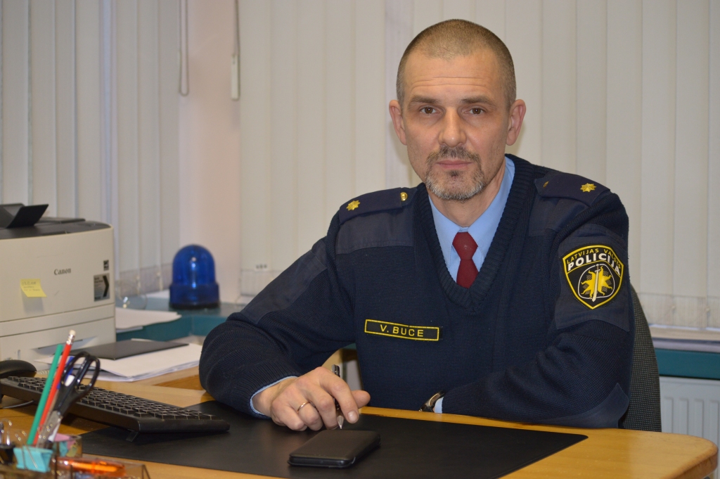 “Būsim godīgi. Mūsu iecirknim varētu būt iedalītas pat 100 štata vietas, bet nav cilvēku, kuri tās aizpildītu,” teic Valsts policijas Valkas iecirkņa Kārtības policijas nodaļas priekšnieks, policijas majors Vilnis Būce. 
Autors:  SANDRA PĒTERSONE 