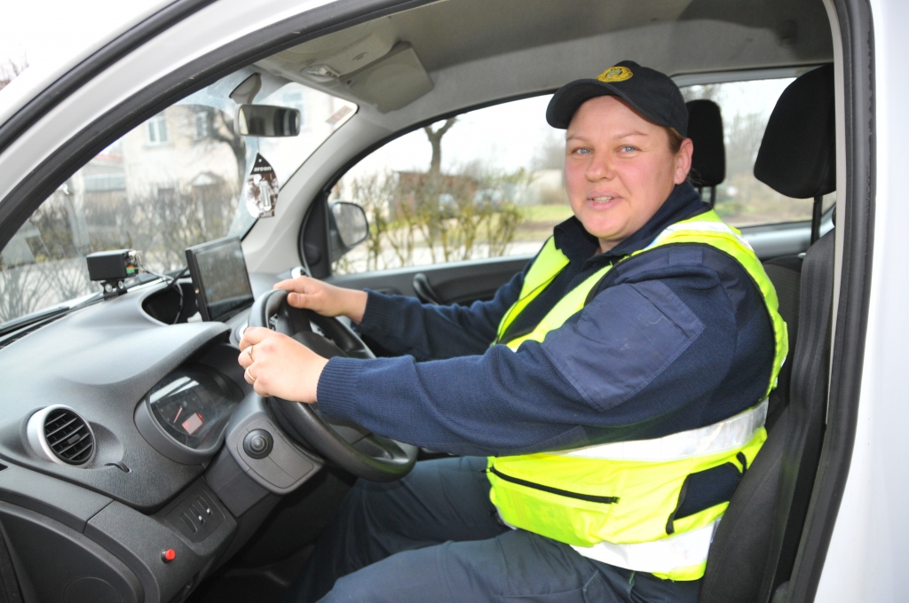 Veicot darba pienākumus, Valsts policijas Vidzemes reģiona pārvaldes Kārtības policijas nodaļas inspektore Ieva Mūrmane pārvietojas ar mūsdienīgi aprīkotu operatīvo transportu. Laukos gan ļoti noderētu džips, jo ir tādi ceļi, kur ar pašreizējo auto nevar izbraukt, tas jāatstāj drošā vietā un ceļš jāmēro kājām.                        
Autors:  INGA KARPOVA