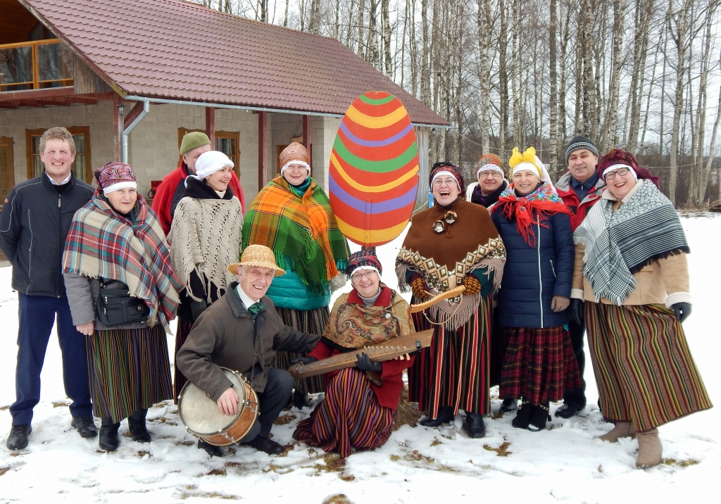 Valkas pilsētas kultūras nama dziesmu draugu kopas “Nāburgi” dalībnieki cer, ka uz kolektīva 30. pastāvēšanas gadu jubilejas svinībām ieradīsies bijušie dalībnieki un draugi.                                                                                                                                                                                                         
Autors:  NO PERSONĪGĀ ARHĪVA