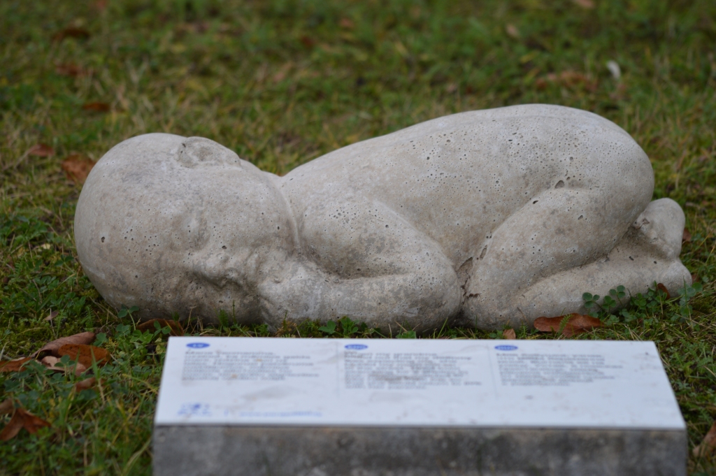 Smiltenes luterāņu baznīcas dārzā apskatāma vides instalācija, kas tapusi kampaņā “Par dzīvību” un kas rosina padomāt, vai cilvēkam ir tiesības nogalināt tos, kuri pieteikušies dzīvot.                                  
Autors:  SANDRA PĒTERSONE