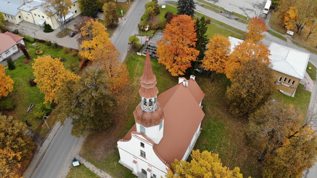 Pēc remontdarbu pabeigšanas vienā no skaistākajām Valkas vēsturiskajām celtnēm – Valkas–Lugažu evaņģēliski luteriskajā baznīcā – varēs droši uzkāpt skatu tornī un baudīt brīnišķīgu skatu. Pēdējo gadu laikā vietējā draudze dara daudz, lai dievnamu savestu kārtībā.                                                                                                       
Autors:  MIKUS MĪĻAIS