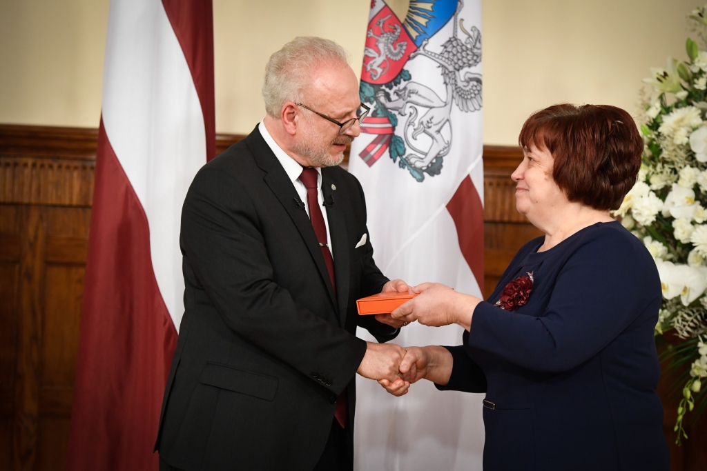 Valsts svētkos Rīgas pilī Valsts prezidents Egils Levits par uzcītīgu un pašaizliedzīgu mūža ieguldījumu ārsta palīga darbā Blomes pagasta feldšerei Laimai Garklāvai pasniedza apbalvojumu, ieceļot viņu par Atzinības krusta kavalieri.                                                 
Autors: ILMĀRS ZNOTIŅŠ, VALSTS PREZIDENTA KANCELEJA