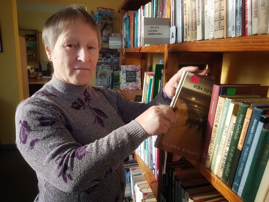 Strādājot bibliotēkā Vija Meistere atzīst, ka dzīves stāsti laukos ir visdažādākie. Te vienos svaru kausos ir darbs un socializēšanās. Svarīgi ir justies vajadzīgam.                                                                                                 
Autors:  SANTA SINKA