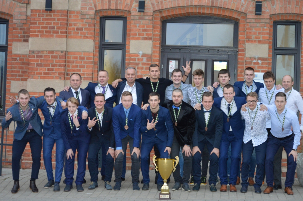 Izcīnot 3. vietu  Latvijas čempionāta pirmajā līgā, komanda “FK Smiltene/BJSS” futbola līdzjutējiem ļāvusi noticēt, ka smilteniešu vienība valsts virslīgā nav nereāls sapnis. Attēlā – komandas futbolisti un atbalstītāji pēc pieņemšanas Smiltenes novada domē. 1. rindā no kreisās: Reinholds Klots, Kristers Aldis Puriņš, Jānis Rīders, Dāvis Gaigals, Valts Jaunzems, Ralfs Apsītis, Ralfs Akmins, Kārlis Rozītis, Rūdis Rozītis, Mārtiņš Rakštelis, Dāvis Rutks, 2. rindā no kreisās: Latvijas Futbola federācijas Vidzemes Futbola centra vadītājs, futbola kluba  (FK) “Smiltene” vecākais treneris Andis Rozītis, Smiltenes novada pašvaldības vadītājs  Gints Kukainis, FK “Smiltene” valdes priekšsēdētājs Ainārs Mežulis, komandas kapteinis Dagnis Sausais, Elvis Teremko, Anrijs Alksnis, Eduards Deičs, Elmārs Sietinsons, Toms Mežulis un komandas vecākais treneris  Raimonds Dūmiņš.                                                                                                                    
Autors:  SANDRA PĒTERSONE