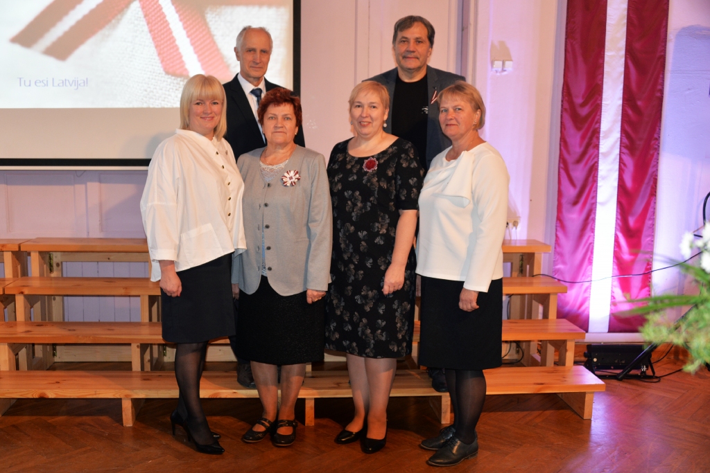 Smiltenes vidusskolas direktore Ilze Vergina kopā ar skolas dabaszinātņu skolotājiem - Annu Lavrinoviču, Jāni Celmiņu, Andreju Miķi, Sandru Pakuli un Daci Ciekuri.