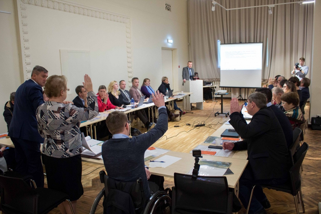Jaunā Valgas apriņķa pārvaldes struktūra tika atbalstīta, 18 deputātiem balsojot par, 5 pret un 2 atturoties.                                                               
Autors:  Tīts Loims
