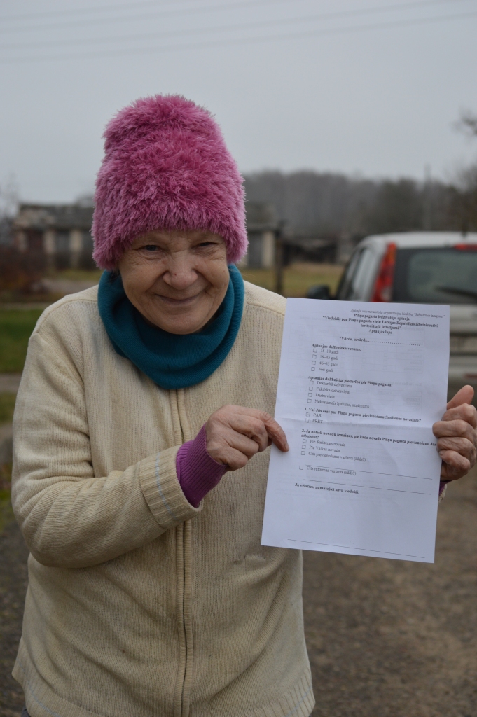 Plāņu pagastā sākusies iedzīvotāju aptauja, lai noskaidrotu sabiedrības viedokli, kur jaunajā novadu kartē atrasties šim pagastam. Seniore Daina Demidova atbalsta Plāņu pievienošanu Smiltenes novadam. Viens no viņas argumentiem –  laba sabiedriskā transporta satiksme ar Smilteni.                                                     
Autors:  SANDRA PĒTERSONE