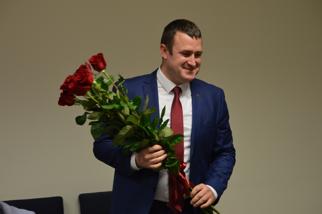 Kopš 27. novembra Smiltenes novada domei ir jauns priekšsēdētājs – uzņēmējs Edgars Avotiņš, kuru pēc ievēlēšanas amatā pašvaldība apsveica, pasniedzot sarkanas rozes. Par viņa kandidatūru balsoja visi sēdē klātesošie deputāti, arī nu jau bijušais Smiltenes novada pašvaldības vadītājs, pagaidām vēl novada deputāts Gints Kukainis.                                                     
Autors:  SANDRA PĒTERSONE