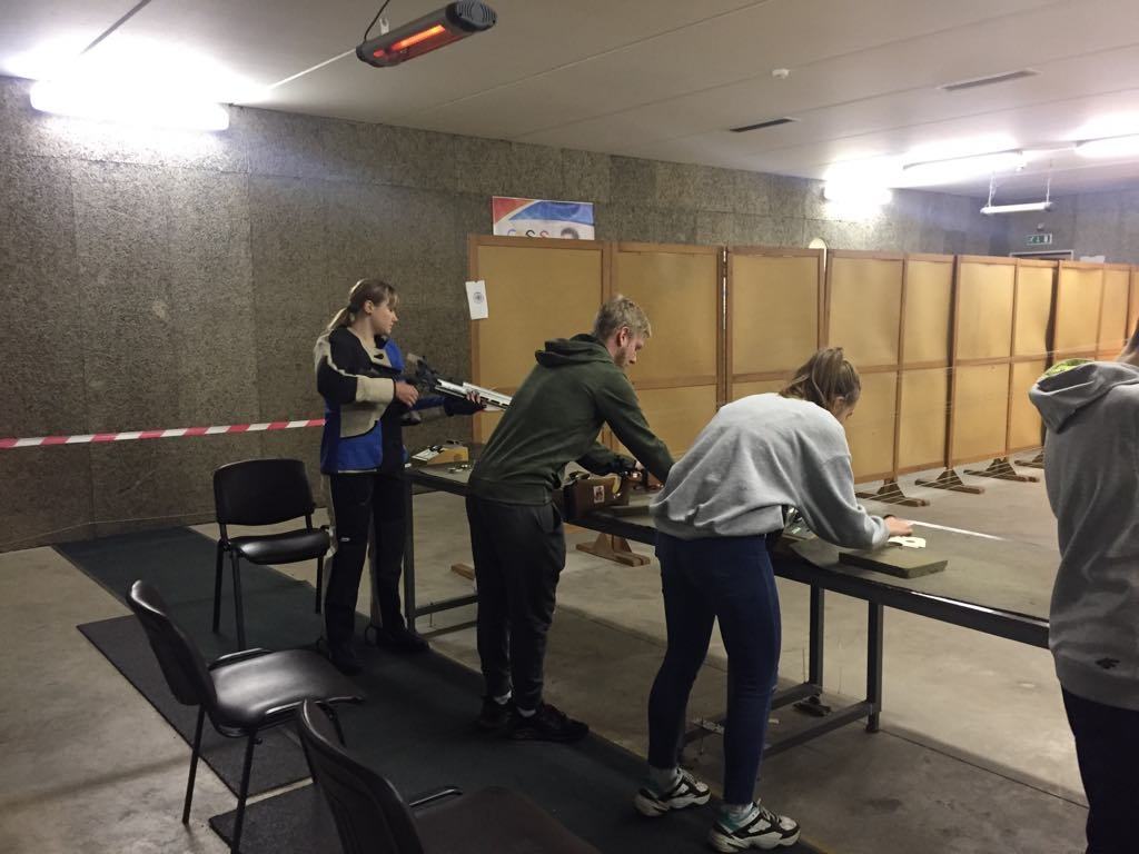 Ugunslīnijā Valkas Jāņa Cimzes ģimnāzijas audzēkņi Valērija Sermus, Klāvs Kārkliņš un Megija Krūmiņa.                                                                                                                                                                                                                                           
Autors:   IVO LEITIS