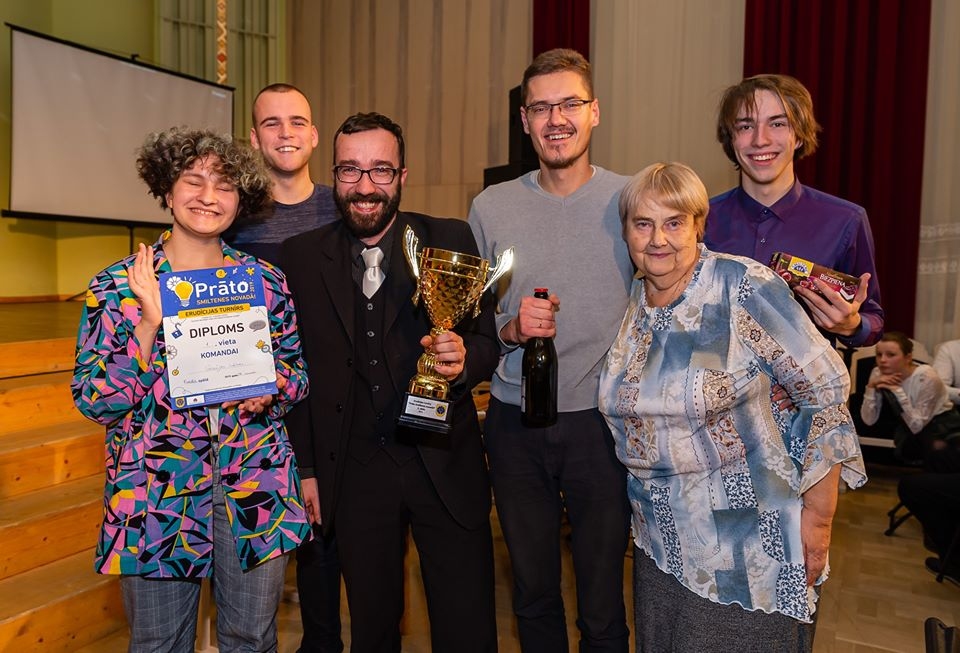 Smiltenes novada pašvaldības rīkotā erudīcijas turnīra “Prāto Smiltenes novadā!”uzvarētāju kausu izcīnīja komanda “Gaujas hiēnas”: Santa Vintere (pirmajā rindā no kreisās), Rihards Rainbahs, Arnis Lasmanis, Lauma Lasmane, Rūdis Rozītis (otrajā rindā pirmais no kreisās) un Kaspars Pakulis.                                         
Autors:  AGNIS MELDERIS