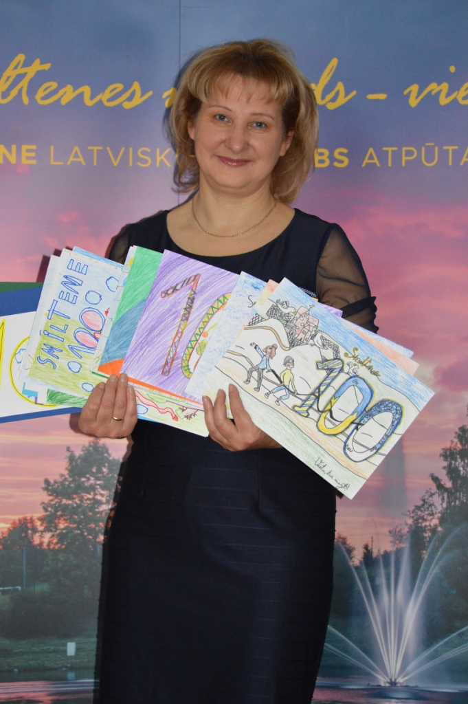 Smiltenes pilsētas simtgades pasākumu vadības grupas pārstāve Aija Cunska priecājas par Smiltenes bērnu un pusaudžu atsaucību – akcijā “Radām svētku logo Smiltenei 100!”  tika saņemti pavisam 80 darbi, no kuriem  svētku galvenais režisors Kārlis Anitens un darba grupa izvēlējās deviņus zīmējumus, kuru elementi konkursantiem ātri, nepilnas nedēļas laikā, jāiekļauj īstā svētku logo izveidē.                                                                                  
Autors:  SANDRA PĒTERSONE
