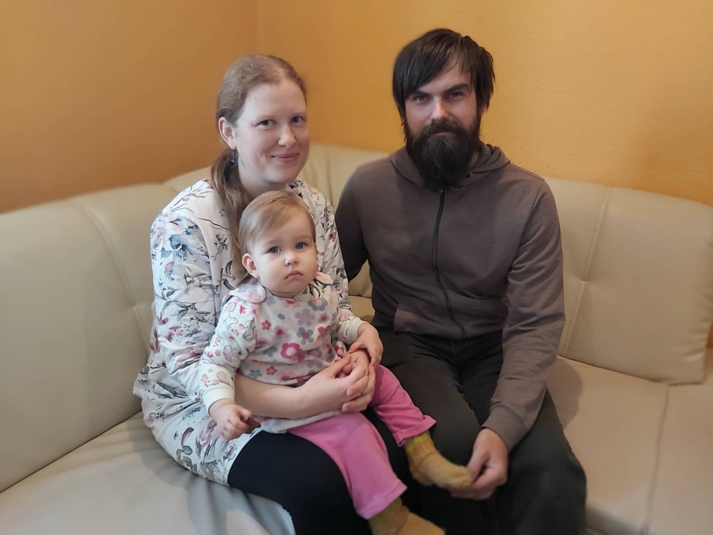 Aivas Savaļnieces un Igora Solovjova satikšanās un mīlestība atspoguļojas mazās Janīnas laimīgajā un priecīgajā sejiņā. Viņi ir apliecinājums tam, ka arī internetā var veiksmīgi iepazīties un veidot ģimeni.                                                                                                                                                                       
Autors:  INGŪNA JOHANSONE