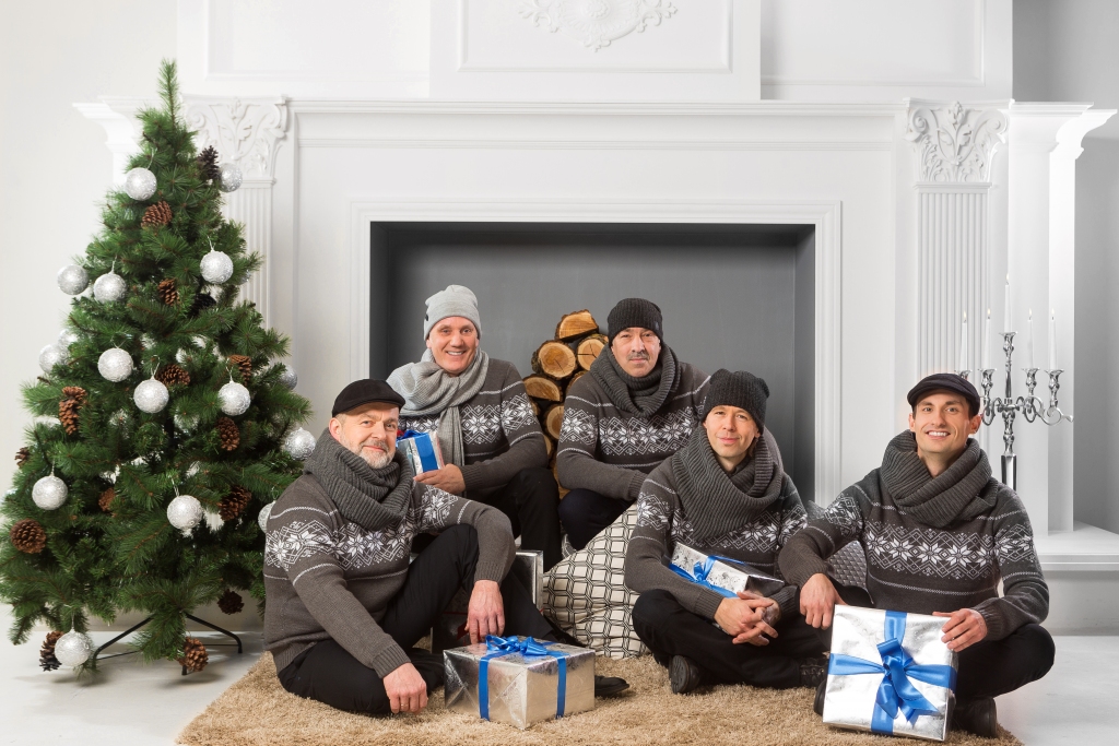 Ziemassvētku laiks ir īpašs daudziem no mums, arī kantrimūzikas grupas “Sestā Jūdze” dalībniekiem Modrim Miķelsonam (pirmajā rindā pirmais no kreisās), Jānim Misiņam, Kristapam Rullim, Aldim Strazdiņam (otrajā rindā pirmais no kreisās) un Agrim Gedrovičam, kuri ielūdz uz īpašu koncertprogrammu “Sešas jūdzes līdz Ziemassvētkiem” 23. decembrī Smiltenē.                                                                                                                            
Autors:  ROLANDS ŠULCS