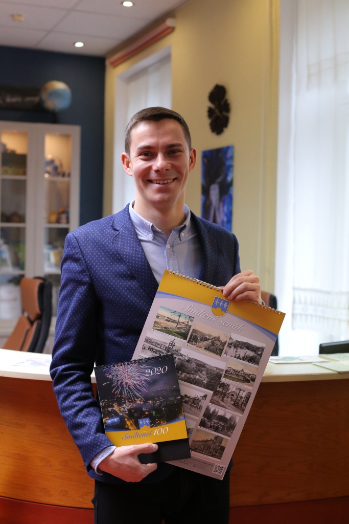 Smiltenes novada Tūrisma informācijas centra vadītājs Modris Apsītis atklāj, ka jaunie kalendāri pieejami centrā kopš piektdienas. Abu veidu kalendāros izmantoti vietējo fotogrāfu šā gada darbi, akcentējot pilsētai nozīmīgas vietas un objektus. Sienas kalendāra otro vāku rotā vēsturiskas bildes.                                                                           
Autors:  SANTA SINKA