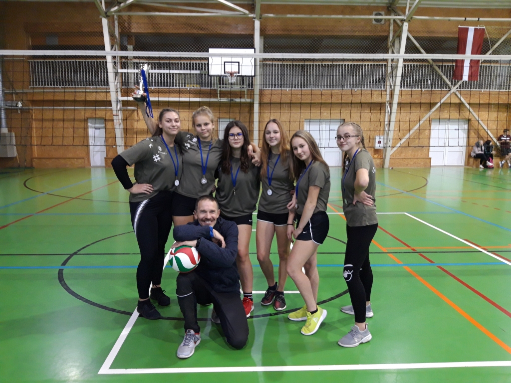 Grundzāles pamatskolas meiteņu komanda pēc veiksmīgām volejbola sacensībām Koknesē kopā ar savu sporta skolotāju Māri Stabiņu.                                                                                                                               
Autors:  NO PERSONĪGĀ ARHĪVA