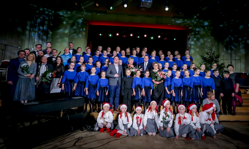 Otrajā adventē Smiltenes pilsētas Kultūras centrā svētkus uzbūra Smiltenes BJIIC kolektīvi kora “LIDO” studija un bērnu deju kolektīvs “Buciņi” kopā ar Latvijas vadošajiem džeza māksliniekiem un solistiem Vinetu Elksni un Andri Ērgli.                                                                                                                                  
Autors:  SANTA SINKA