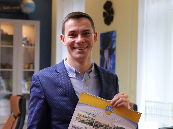 Smiltenes novada Tūrisma informācijas centra vadītājs Modris Apsītis atklāj, ka jaunie kalendāri pieejami centrā kopš piektdienas. Abu veidu kalendāros izmantoti vietējo fotogrāfu šā gada darbi, akcentējot pilsētai nozīmīgas vietas un objektus. Sienas kalendāra otro vāku rotā vēsturiskas bildes.                                                                           
Autors:  SANTA SINKA