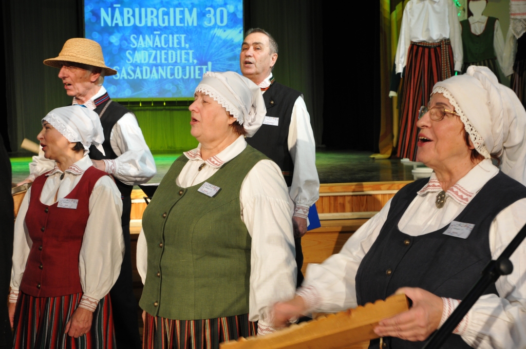 Dziesmu draugu kopas “Nāburgi” vadītāja Mārīte Magone (pirmā no labās) un dalībnieki – Sarmīte Reke, Aida un Aleksandrs Žukovski un Raimonds Reinholds – no sirds izbaudīja svētku noskaņu.                    
Autors:   INGA KARPOVA