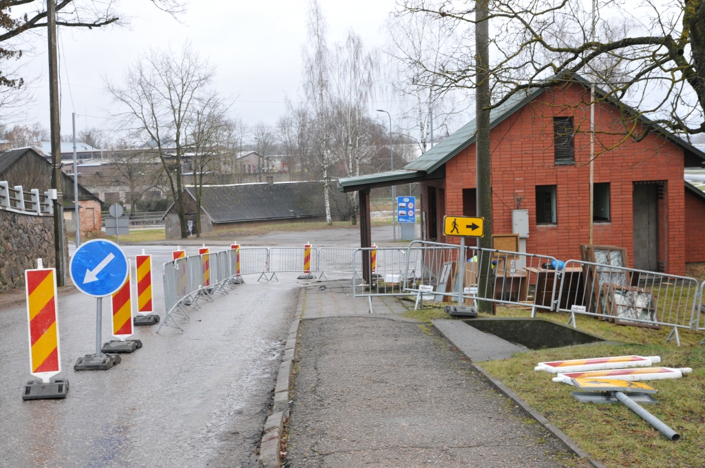 Otrdien igauņu būvkompānija akciju sabiedrība “TREV-2 Grupp” Valkā nojauca bijušo pilsētas tirgus paviljona ēku Rīgas ielā 7A un bijušo robežkontroles ēku uz Latvijas– Igaunijas robežas Rīgas ielā 1. Brīdī, kad  “Ziemeļlatvija” pabija šajās vietās, robežkontroles ēku sagatavoja nojaukšanai.                                                               
Autors:  INGA KARPOVA