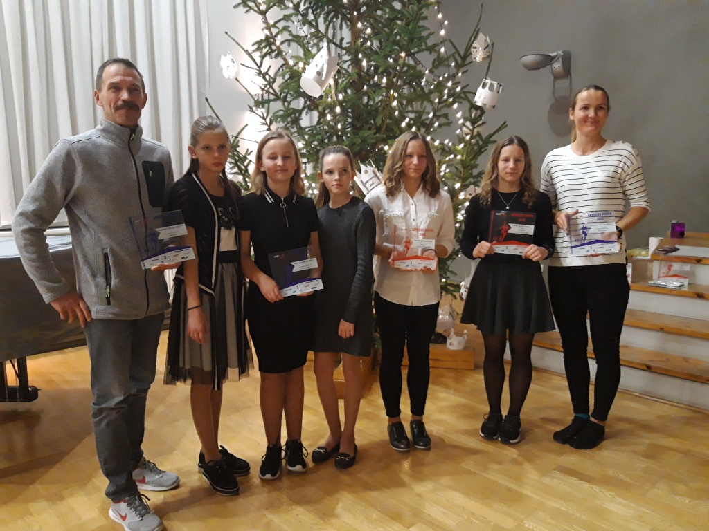 Smiltenes BJSS orientieristes kopā ar saviem izcilajiem treneriem Māri Stabiņu un Lieni Brūveli Latvijas kausa orientēšanās sportā jauniešu apbalvošanas ballē Cēsīs.                                                                          
Autors:  NO PERSONĪGĀ ARHĪVA