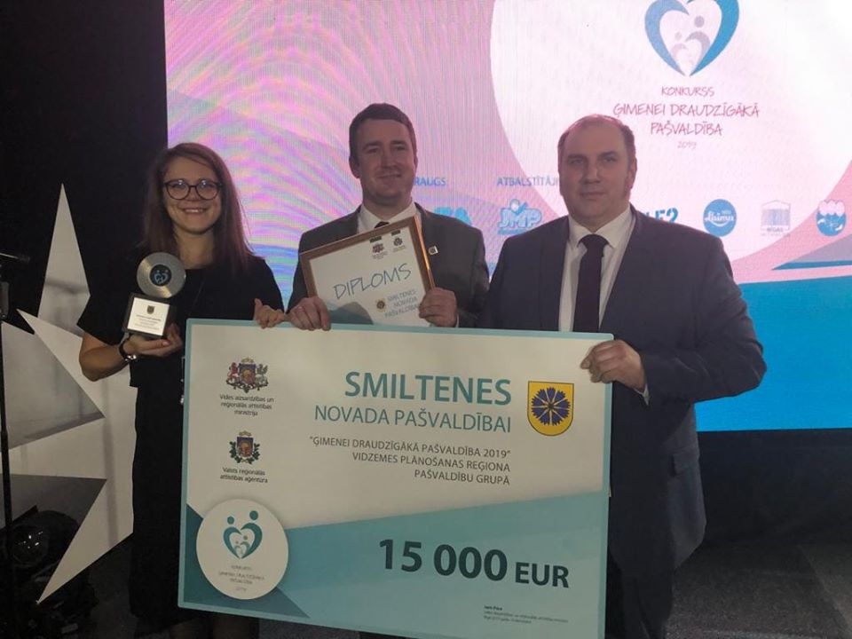 Par ģimenei draudzīgāko pašvaldību Vidzemes reģionā šogad atzīts Smiltenes novads. Konkursa apbalvošanas ceremonijā Smiltenes novada domes sabiedrisko attiecību speciāliste Inga Kovala, Smiltenes novada domes priekšsēdētājs Edgars Avotiņš (vidū) un VARAM ministra padomnieks Madars Lasmanis.                                                               
Autors:  NO PERSONĪGĀ ARHĪVA