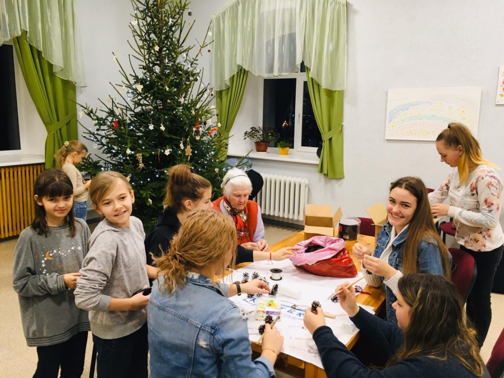 SIA “Sarkanā Krusta Smiltenes slimnīca” Ilgstošās sociālās aprūpes un sociālās rehabilitācijas nodaļā svētku sajūtu decembrī palīdzēja radīt Smiltenes vidusskolas skolēni, gatavojot rotājumus un greznojot eglīti. 
                                                                          
Autors: NO SMILTENES VIDUSSKOLAS ARHĪVA