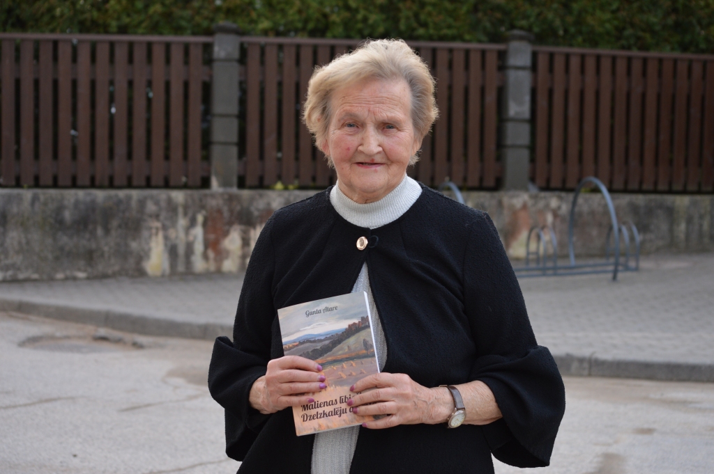 Gunta Atare jau ilgus gadus pēta savas dzimtas vēsturi, šoruden iznāca viņas pirmā grāmata “Malienas lībieši un Dzelzkalēju dzimta”. 
Autors:  SANTA SINKA