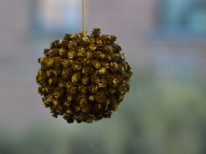 Šādu skaistu eglītes dekoru  no melnalkšņa  čiekuriem Smiltenes seniori iemācījušies darināt vietējā kokaudzētavā. 
Autors:  SANDRA PĒTERSONE