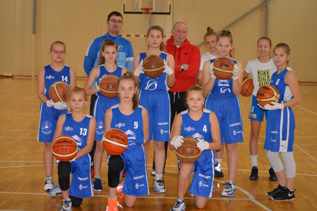 Uz Smiltenes sporta skolas meiteņu basketbola komandas treniņnometni treneris Dzintars Ziediņš (pēdējā rindā no kreisās) uzaicināja Latvijā sporta aprindās labi zināmo pieredzes bagāto treneri Pēteri Višņēvicu (pēdējā rindā blakus).                                                                                                                                                             
Autors:  SANDRA PĒTERSONE