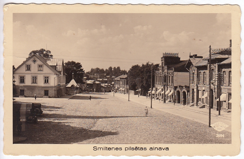 Smiltene. 1930. gadu beigas–1940. g. Gustava Ādolfa laukums, tagad Baznīcas laukums. 
Autors: No Valkas novadpētniecības muzeja krājuma pastkartēm