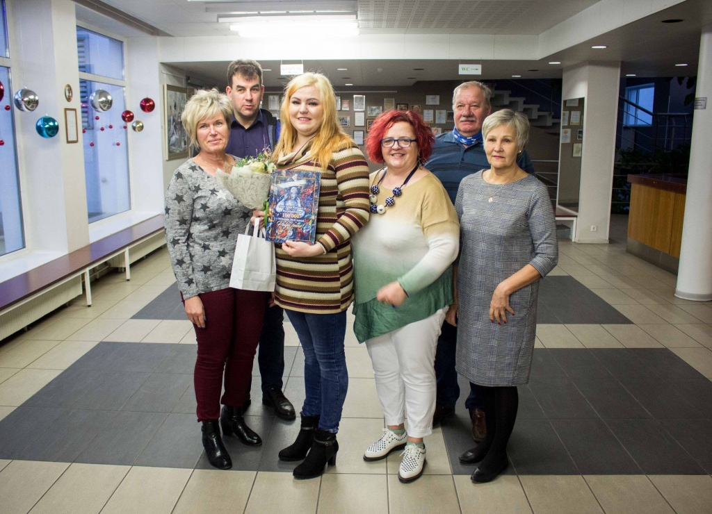 Liliana Leiva (ar dāvanu maisiņu) ar Valgas kultūras centra darbiniekiem.
                                                                                                                               
Autors:  Tīts Loims