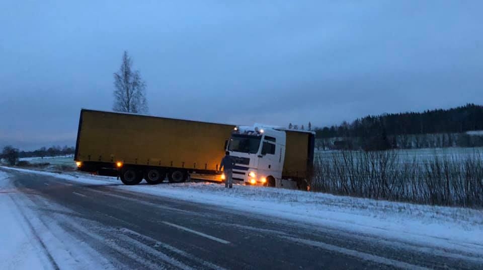 Pēc pirmdien, 6. janvārī, notikušā negadījuma uz autoceļa Smiltene-Valka netālu no Valkas notika negadījums, kurā iesaistīta smagā automašīna. Tas kārtējo reizi lika iedzīvotājiem aktualizēt problēmu, kas saistīta ar šī autoceļa tehnisko stāvokli.                                                                                                                                                                                      
Autors:  LĪGA AVOTA-KRAUKLE