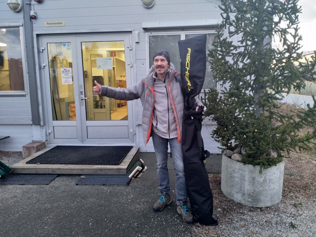 Janvāra sākumā Grundzāles pamatskolas sporta skolotājs devās ceļojumā uz Somiju. Ceļazīmi uz šo zemi viņš izpelnījās pērn, esot viens no laimīgajiem slēpojuma “Apkārt Alaukstam” loterijas dalībniekiem. 
Autors:  NO PERSONĪGĀ ARHĪVA