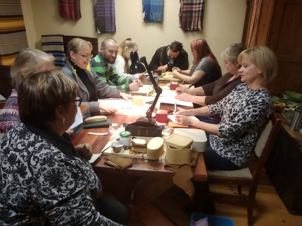 Tautas lietišķās mākslas studijā “Smiltene” dalībnieki no Smiltenes novada piedalījās ādas apstrādes apmācībās un apguva prasmi apstrādāt ādu un no tās izgatavos trīs dažādus priekšmetus.                 
Autors:  LIENE STRAZDIŅA