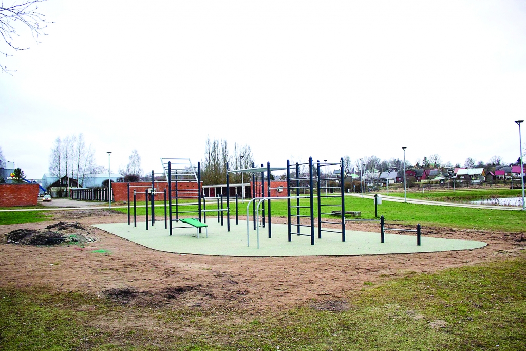 Valgā, Pedeles upes krastā, ierīkots āra trenažieru laukums. Tas atrodas blakus bumbas spēļu vietai. Idejas autori un realizētāji ir organizācija “Valga Sport”. Laukuma izveide izmaksāja 21 850 eiro.                    
Autors:   Tīts Loims
