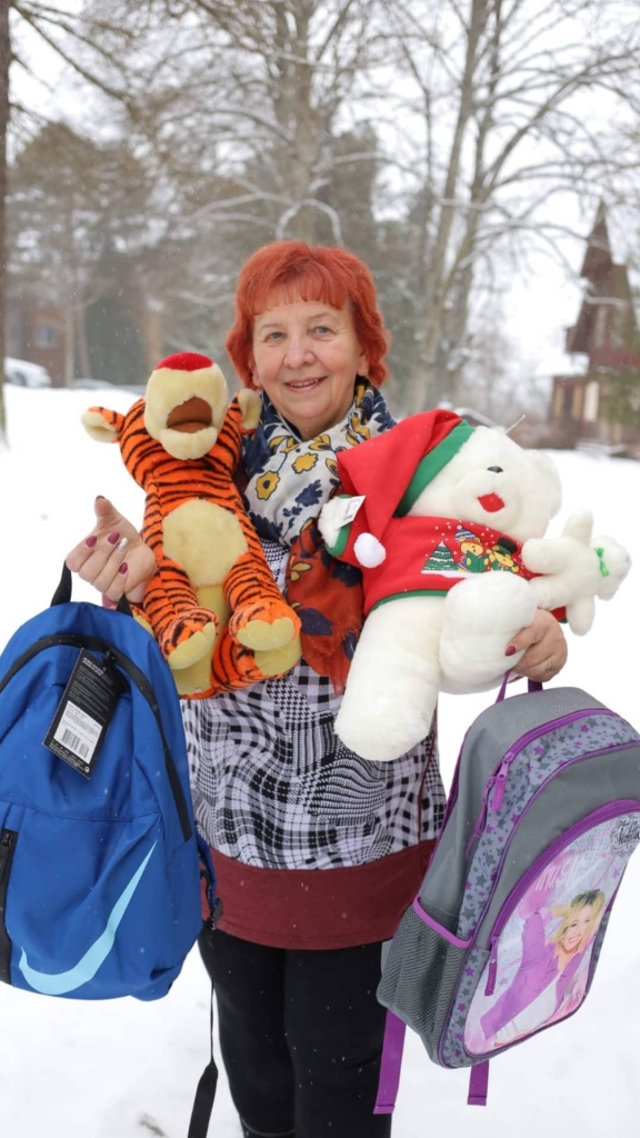 Labdarības organizācijas “EMMAUS Smiltene” valdes priekšsēdētāja Ārija Indrikovska stāsta, ka arī šogad sadarbībā ar kolēģiem un labestīgām ģimenēm Zviedrijā iepriecinās Smiltenes novadā dzīvojošos bērnus. 
Autors:  SANTA SINKA