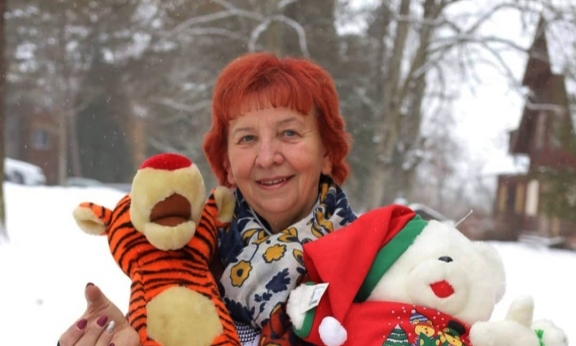 Labdarības organizācijas “EMMAUS Smiltene” valdes priekšsēdētāja Ārija Indrikovska stāsta, ka arī šogad sadarbībā ar kolēģiem un labestīgām ģimenēm Zviedrijā iepriecinās Smiltenes novadā dzīvojošos bērnus. 
Autors:  SANTA SINKA