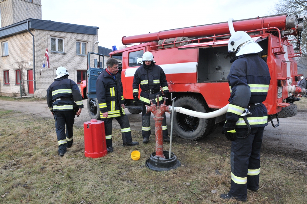 Aizvadītajā piektdienā Kārķu pagasta brīvprātīgie ugunsdzēsēji – Pēteris Pētersons, Vents Jundzītis, Jurģis Tobīss un Oskars Veinbergs – ne bez lepnuma demonstrēja varēšanu un tehniskās iespējas, lai nodzēstu ugunsgrēku un ugunsdzēsēju automašīnu uzpildītu ar ūdeni. Ar to pietiek piecu minūšu ilgai liesmu slāpēšanai.                                                                           
Autors:  INGA KARPOVA