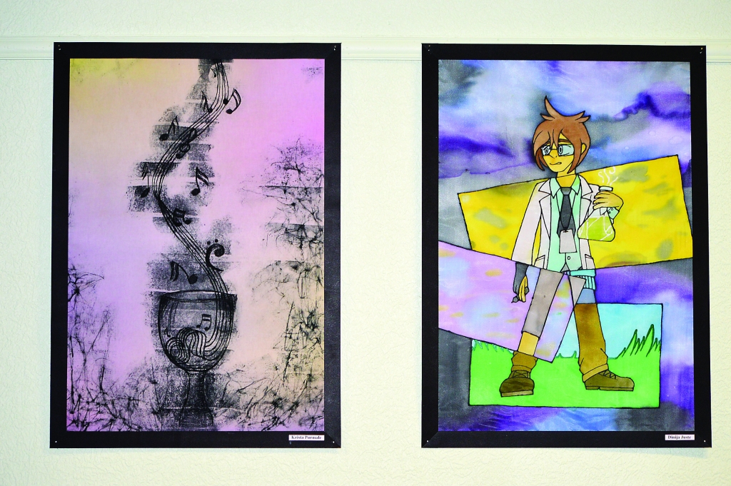 Smiltenes novada bibliotēkā atklāta Smiltenes mākslas skolas audzēkņu izstāde “Sapņi un īstenība 2019”.                                                  
Autors:  SANDRA PĒTERSONE