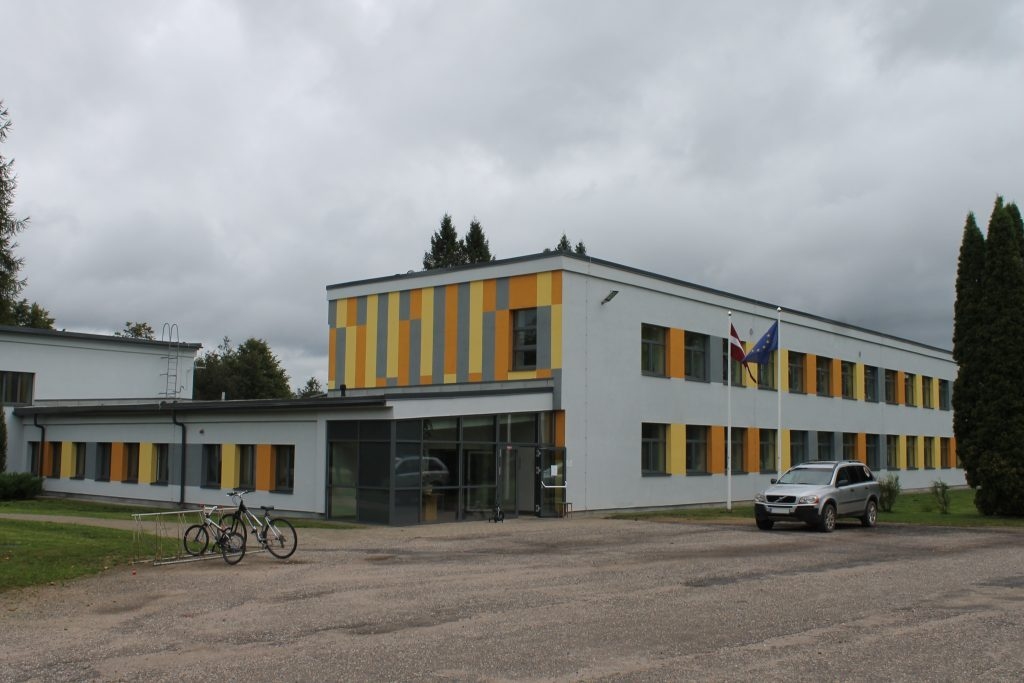 Grundzāles pamatskola jau kārtējo reizi ir labs piemērs tam, kā lauku skola var būt soli priekšā, ja vien ir uzņēmība būt drosmīgiem un rīkoties.                                                                             
Autors:  NO PERSONĪGĀ ARHĪVA