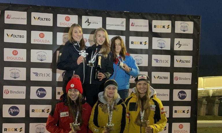 Pēc pamatīga darba treniņos Dārtai Zuntei (augšējā rindā no kreisās) ir patīkami saņemt atalgojumu.   
Autors:  LINDA OZOLA