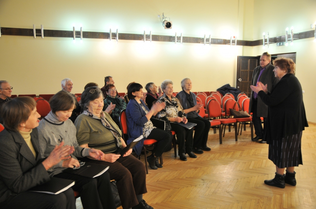 Valkas pilsētas kultūras nama jaunais vadītājs Aivars Ikšelis apņēmies apciemot visus kultūras nama pašdarbības kolektīvus. Otrdien viņš viesojās mēģinājumā J. Cimzes Valkas mūzikas skolā pie senioru jauktā kora “Dziesmu rota” dalībniekiem. Diriģente Tatjana Tīruma atzina, ka vairākus gadus neviens pie viņiem nebija atnācis un cilvēcīgi aprunājies. Noklausoties A. Ikšeļa teikto, koristi viņu sveica ar aplausiem.                                    
Autors:   INGA KARPOVA