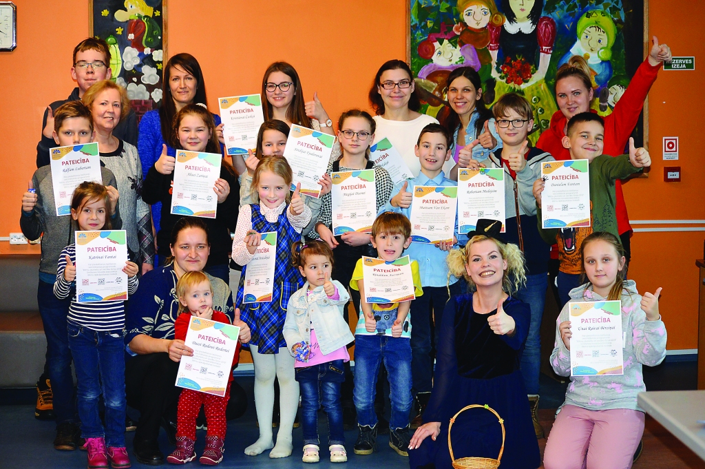 Lasīšanas veicināšanas programmā “Bērnu, jauniešu un vecāku žūrija 2019” savu darbu paveikuši Smiltenes eksperti, par to viņi šonedēļ saņēma Pateicības rakstus un dāvanas.                                                 
Autors:  SANDRA PĒTERSONE