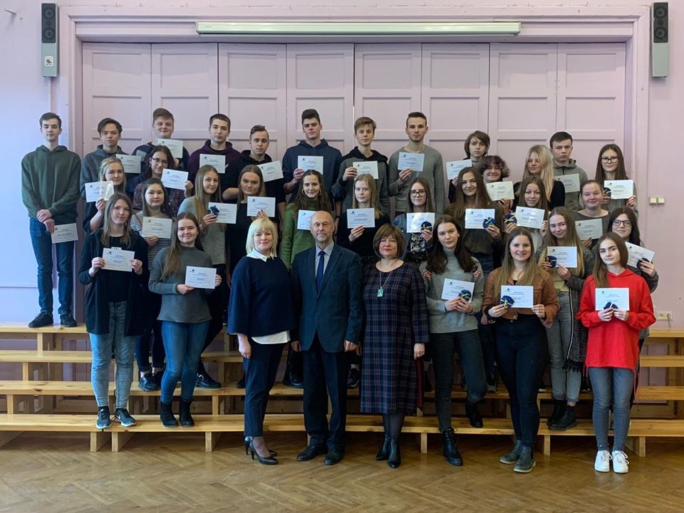 Šā mācību gada otrajā pusgadā Smiltenes novada domes stipendiju saņems 45 Smiltenes vidusskolas 10.-12.klašu skolēni (attēlā – visi nav klāt). Stipendiātus sveica Smiltenes vidusskolas direktore Ilze Vergina (priekšplānā no kreisās), Smiltenes novada domes priekšsēdētāja vietnieks Kārlis Lapiņš un Smiltenes novada domes Izglītības pārvaldes vadītāja Gunta Grigore.                                                                                                             
Autors:  INGA DEIGELE