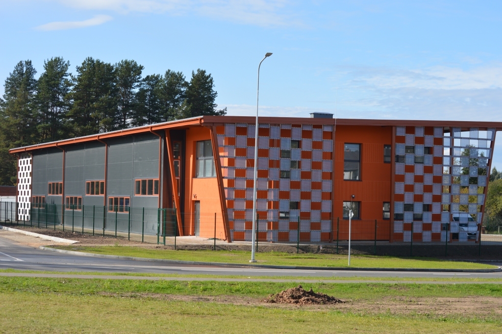 Nesen uzceltā rūpnieciskajai ražošanai paredzētā ēka Smiltenē, Limbažu ielā, joprojām gaida savu apsaimniekotāju. Pašvaldībai nāksies rīkot kārtējo nomas tiesību izsoli.                                                              
Autors:  SANDRA PĒTERSONE