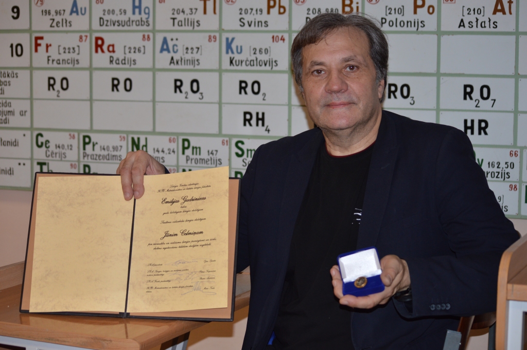 “Ja mani bijušie skolēni aizraujas ar ķīmiju, tad es savam darbam redzu rezultātu,” tā pirms  aptuveni gada intervijā “Ziemeļlatvijai” atzina Smiltenes vidusskolas skolotājs Jānis Celmiņš pēc  Smiltenes novada pašvaldības apbalvojuma – Gada balva izglītībā 2018 – saņemšanas. Tagad skolotāja darbs augstu novērtēts visas Latvijas mērogā, akadēmiskajās  un augstskolu aprindās. 
Autors:  SANDRA PĒTERSONE