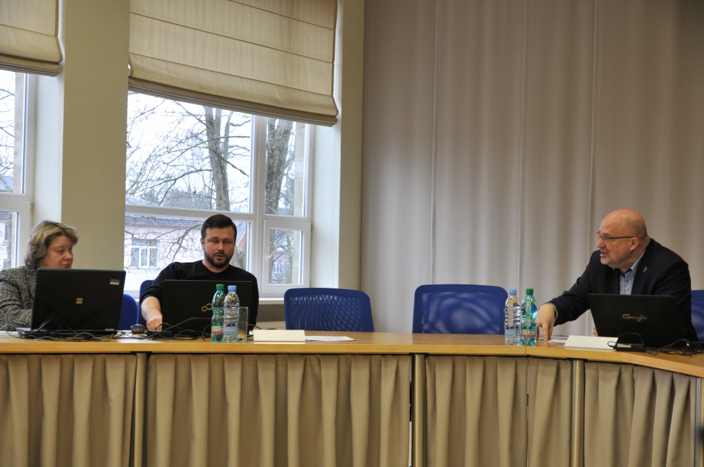 Vakar notikušajā novada domes sēdē deputāte Sandra Pilskalne aicināja kolēģus nesasteigt lēmumu par Kārķu sākumskolas reorganizāciju un aicināja pašvaldības vadītāju Ventu Armandu Kraukli uz tikšanos ar kārķēniešiem. Diskusijā iesaistījās arī deputāts kārķēnietis Varis Juškevičs. 
Autors:   INGA KARPOVA 