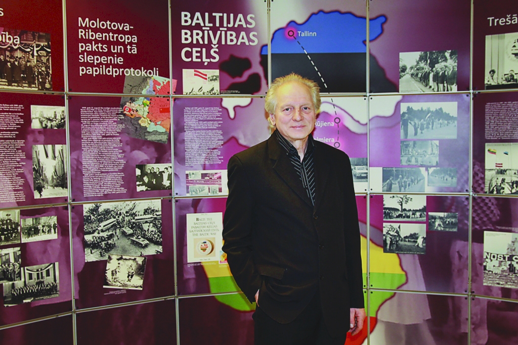 Dainis Īvāns tikās ar lasītājiem Gulbenes novada bibliotēkā, kur līdz 15.februārim ir skatāma izstāde “Baltijas brīvības ceļš”.                                                                                                                                               
Autors:  Liene Baranovska