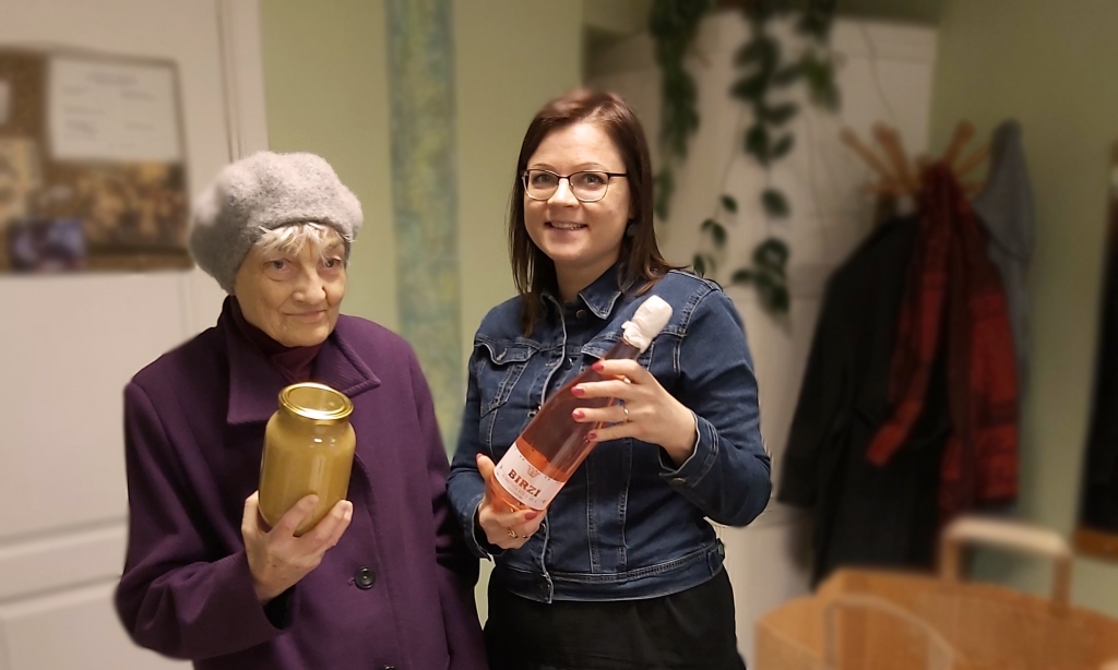 Laikraksta “Ziemeļlatvija”  reklāmas daļas speciāliste Līga Orleana pasniedz dāvanu grozu ar vietējo ražotāju labumiem vienai no abonēšanas loterijas uzvarētājām valcēnietei Edītei Lielausei.   
Autors: Ingūna Johansone