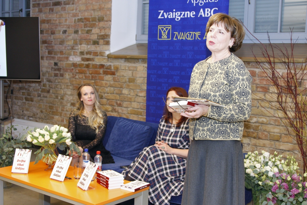 Grāmatas atvēršanas svētkos autori sveica arī grāmatu apgāda “Zvaigzne ABC” īpašniece Vija Kilbloka (no labās). “Spoža debija – “Driftā tikai lēdijas”! Atcerieties šo vārdu – Gunita Krilova, jūs par viņu vēl dzirdēsiet. Sievietēm trīsdesmitgadniecēm, kuras zina, ko nozīmē driftēt, šis romāns neliks vilties,” V. Kilbloka vēlāk ierakstīja sociālā tīkla tīmekļa vietnē Facebook.                                                                                                                         
Autors:  AIGARS TRUHINS